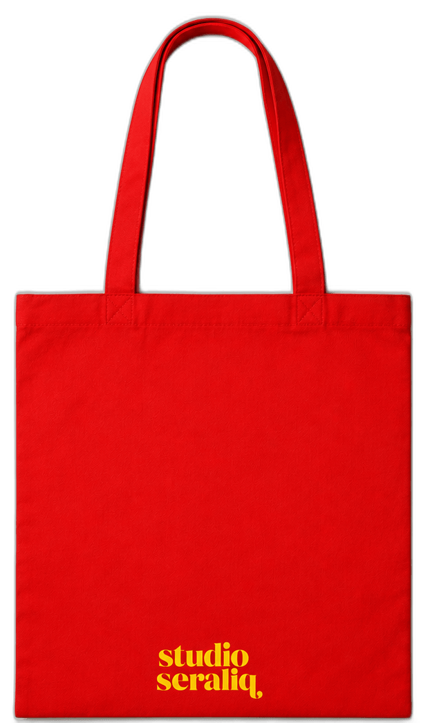 Studio Seraliq totebag — achterkant, rood met klein geel logo